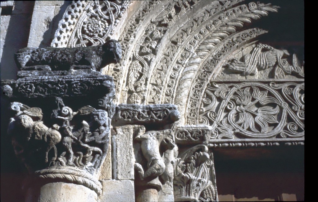 Santa Fede - dettaglio del portale con i capitelli istoriati