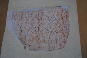 Lastra con epigrafe da Industria