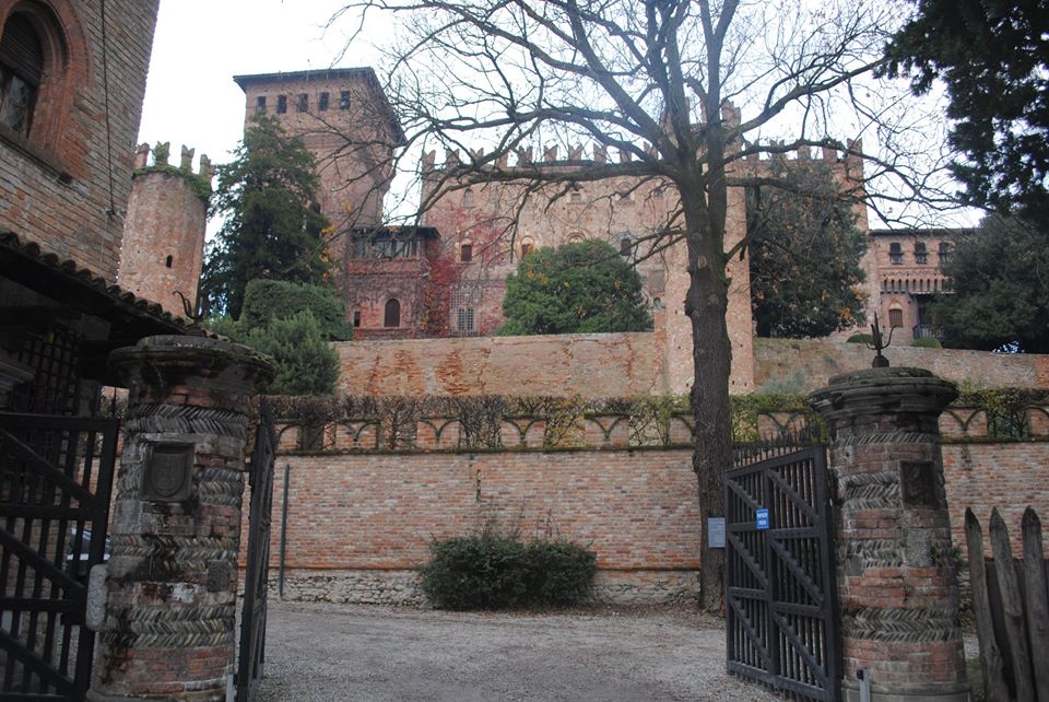 Il castello di Gabiano dalla cancellata d'ingresso