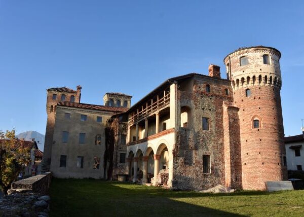 Il castello di Ozegna, dalle intricate vicende della Guerra del Canavese ai fasti del conte Bonifacio di San Martino