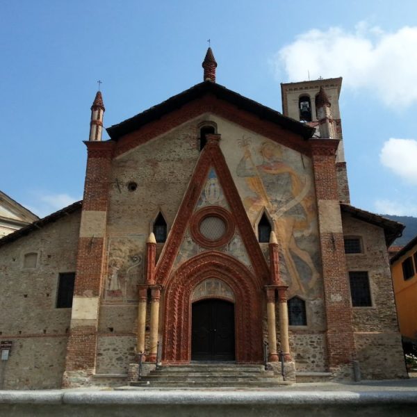 Rossana, la gotica chiesa dell’Assunta e i ruderi del castello che fu dei conti Gazelli