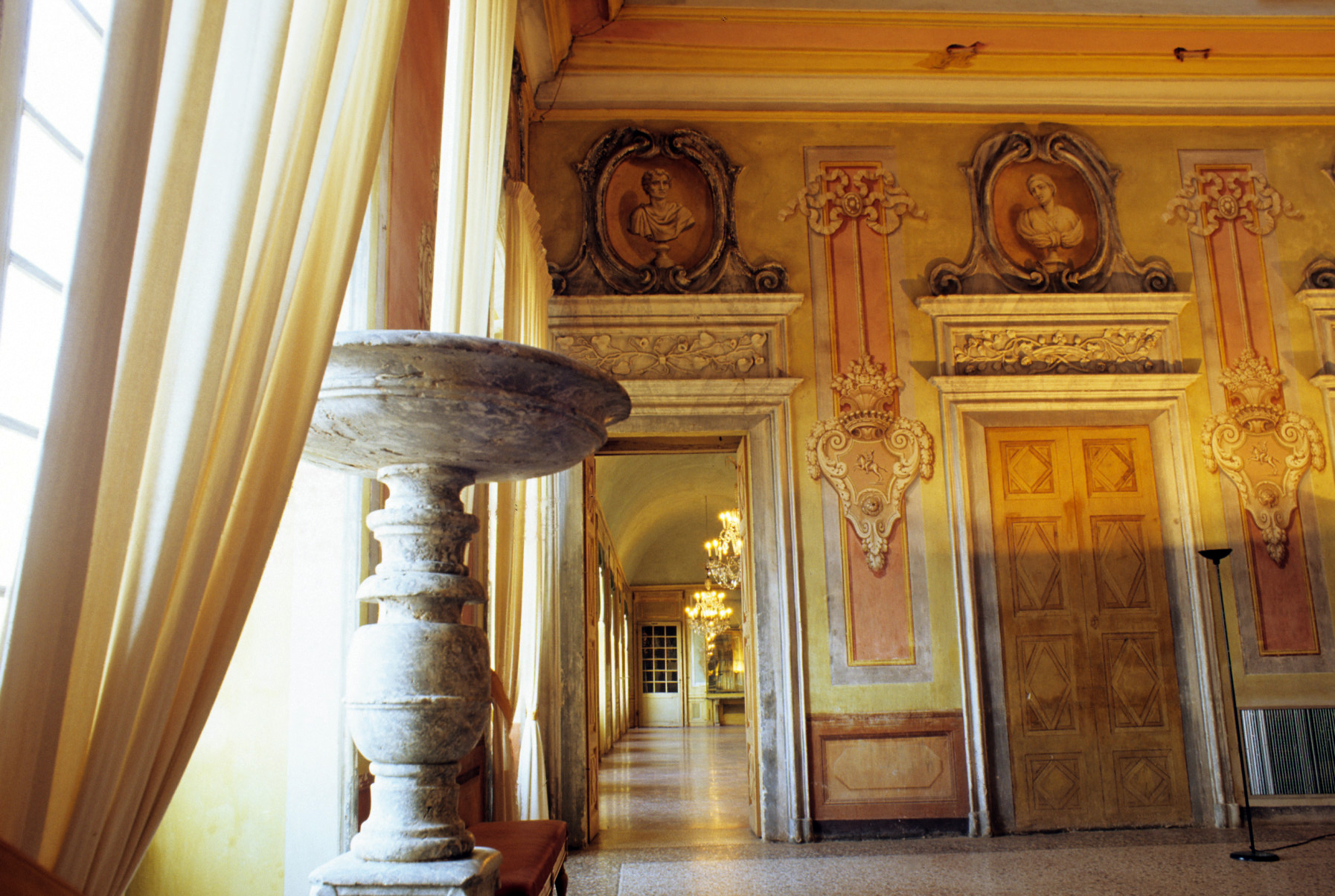 San Giorgio Canavese, il castello dei Biandrate tra raffinati decori alla Bérain e suggestivi percorsi nel parco